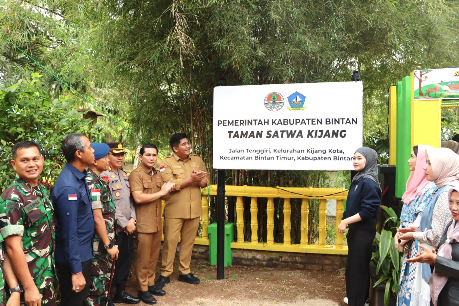 Soft Launching, Roby Bersama Ratusan Masyarakat Berkeliling Mini Zoo Kijang