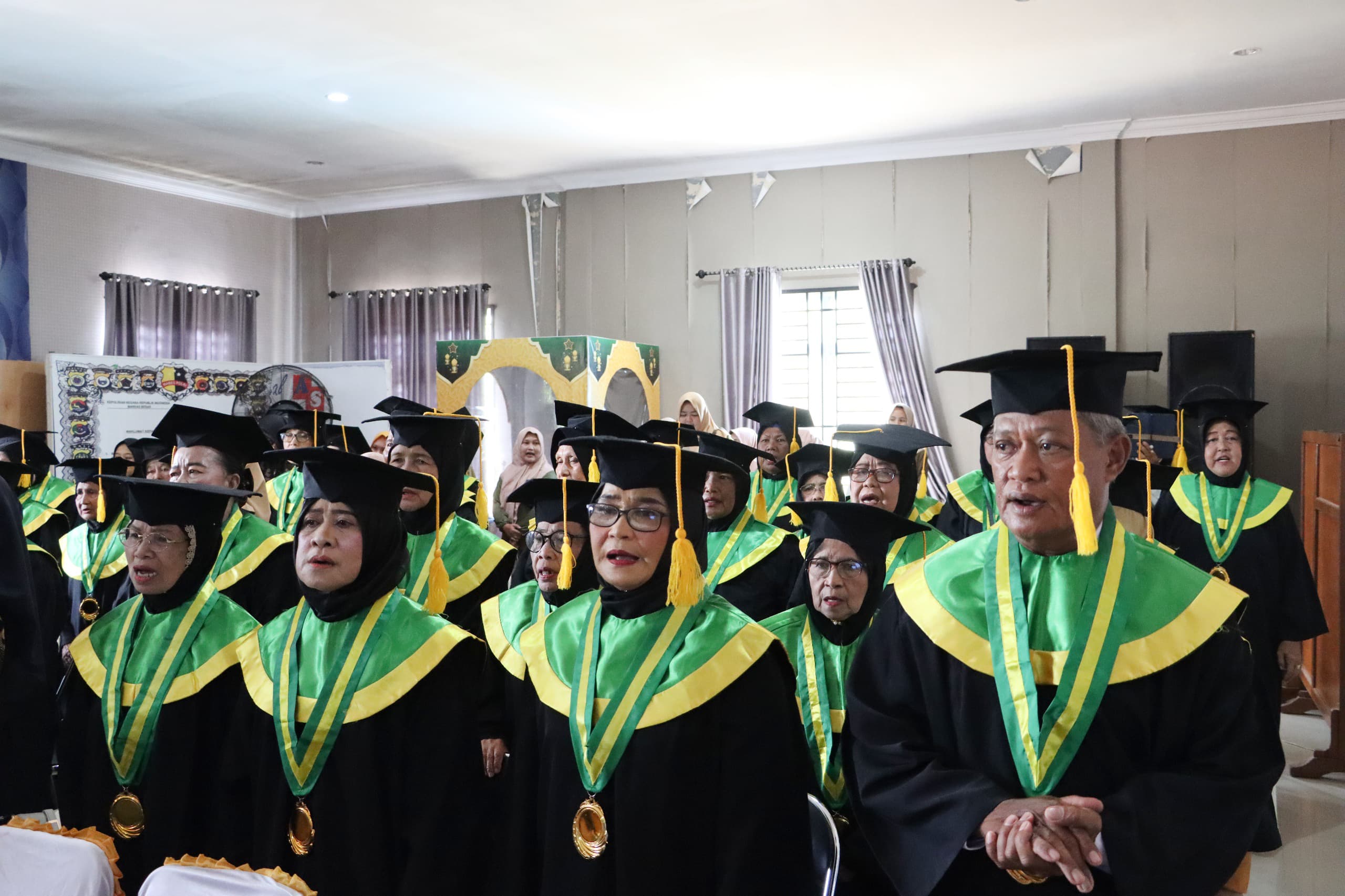 50 Atok Nenek Dari Sekolah Lansia Diwisuda Bupati Roby
