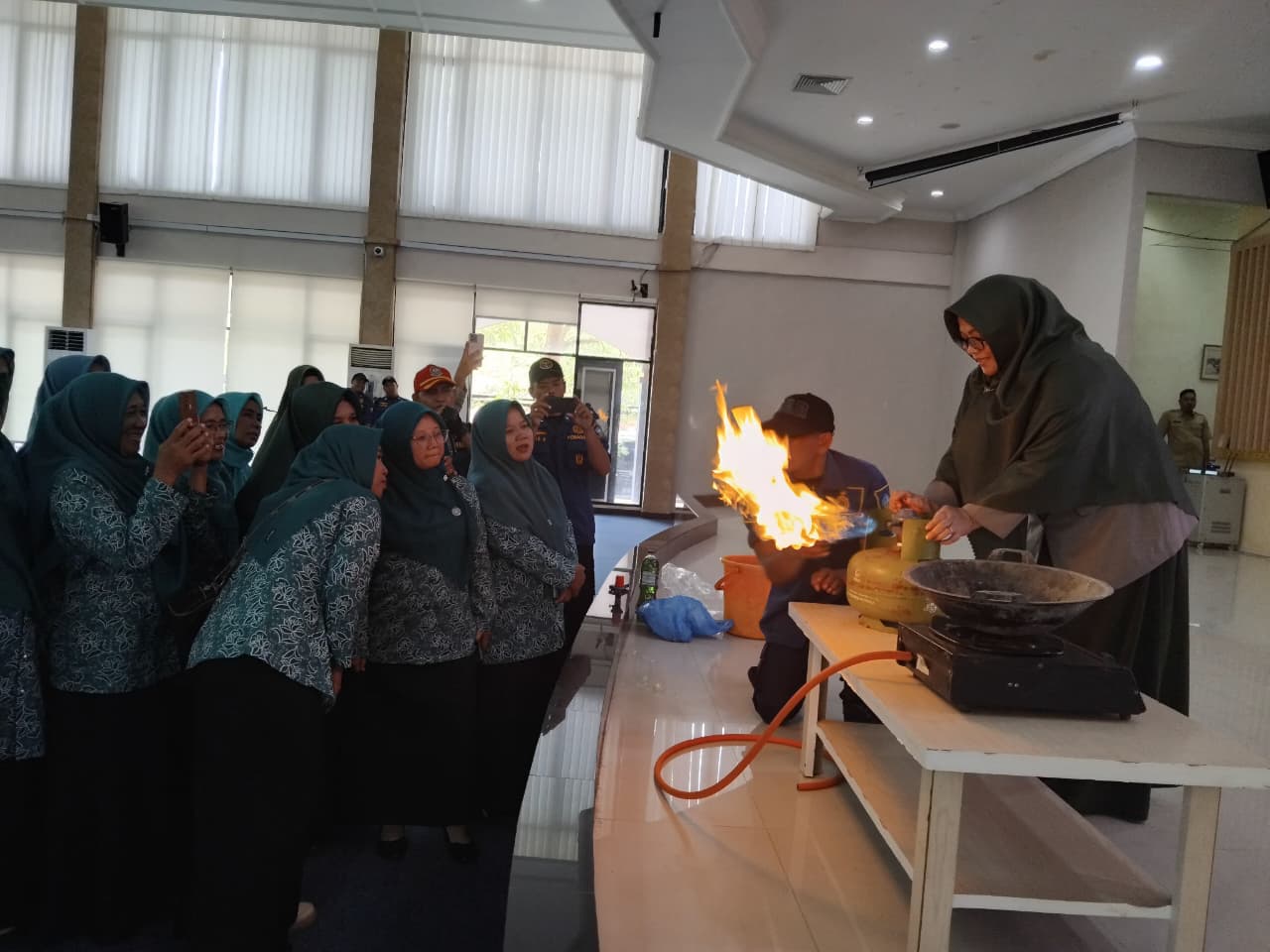 Roby Buka Sosialisasi KATANA, Emak-Emak PKK Ikuti Simulasi Penanganan Kebocoran Tabung Gas dan Penggunaan APAR