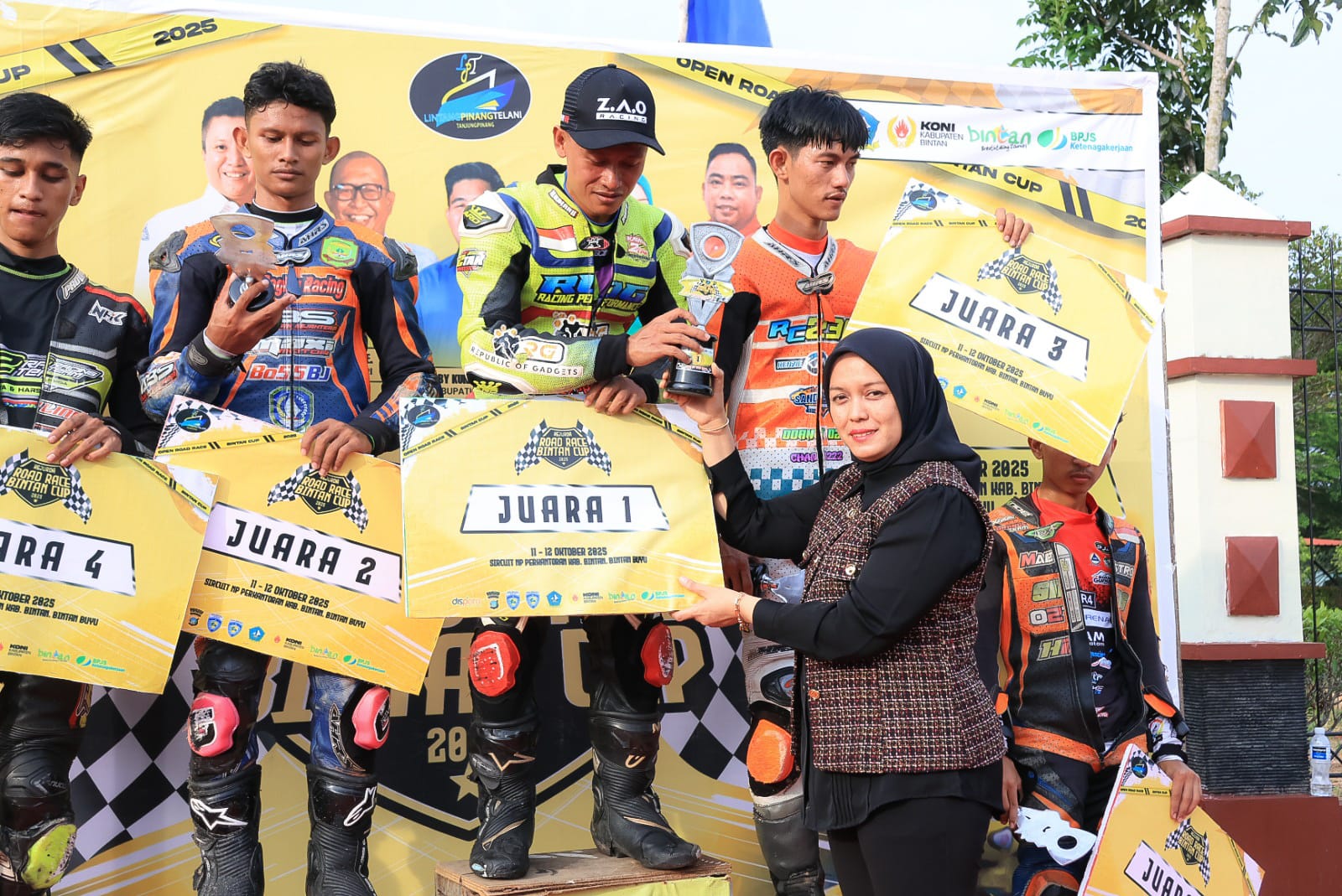 Wakil Bupati Bintan, Deby Maryanti Tutup Kejuaraan Road Race Bupati Bintan Cup Tahun 2025