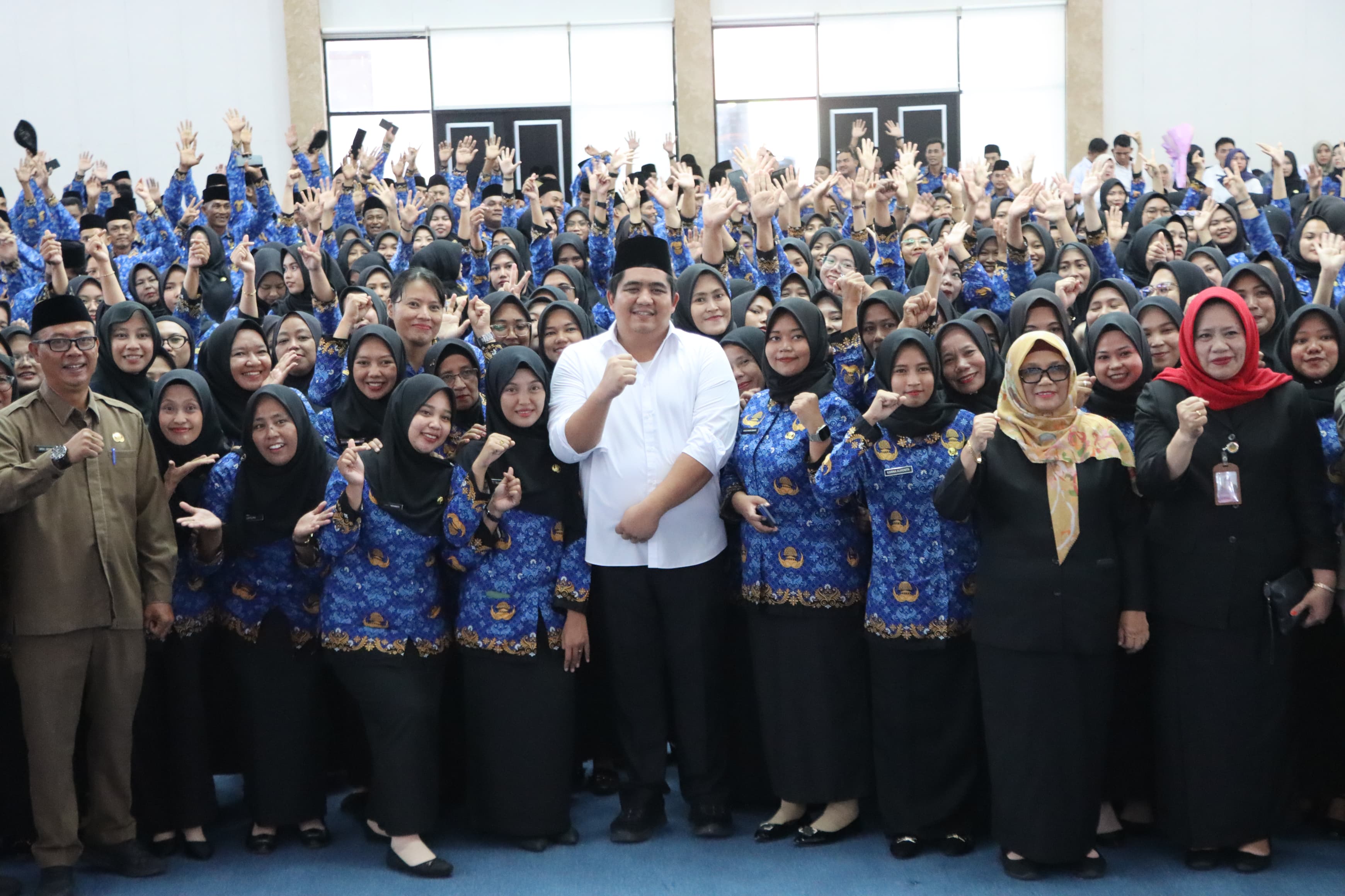 596 PPPK Tahap II dan 1 CPNS Dilantik, Bupati Roby : Lanjutkan Pengabdian dan Bekerjalah Dari Hati