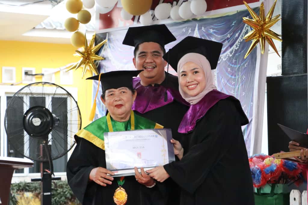 Bupati Roby Wisuda 60 Atok Nenek Dari Sekolah Lansia Kasih Ibu Desa Sebong Lagoi