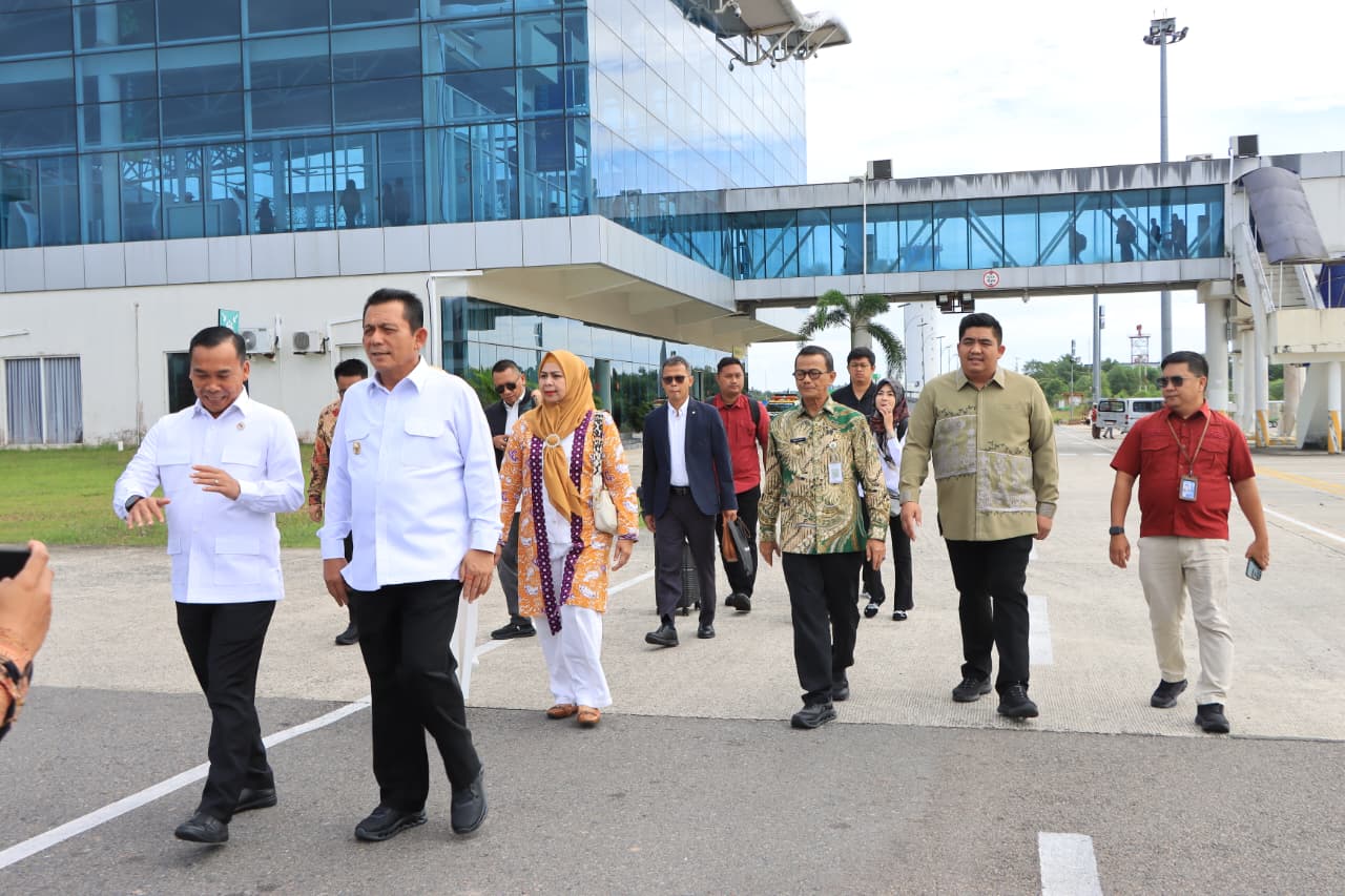 Tiba di Kepri, Mendukbangga/BKKBN RI Disambut Gubernur dan Bupati Bintan di Bandara RHF