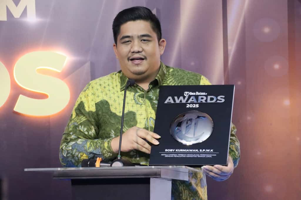 Prioritaskan Tenaga Kerja Lokal, Bupati Roby Terima Penghargaan Tribun Batam Awards 2025