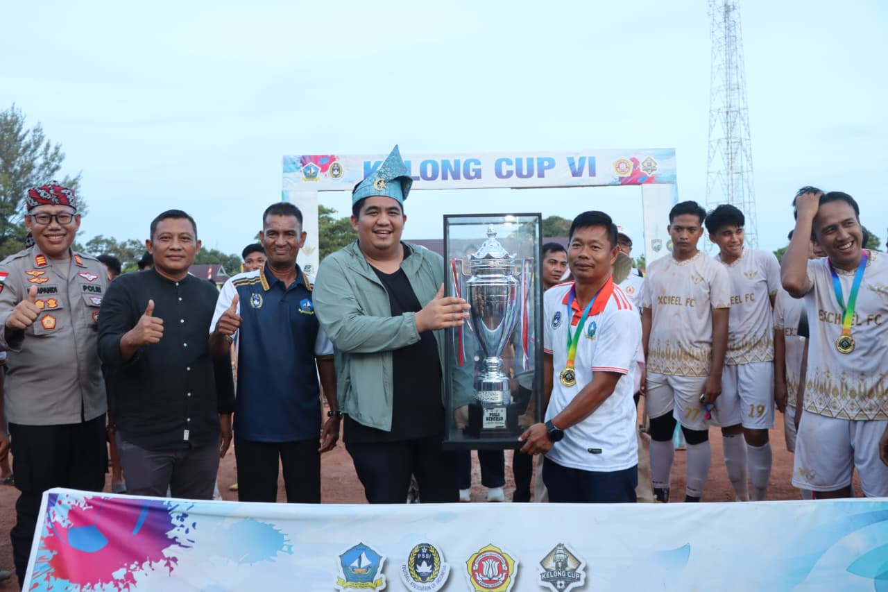 Bupati Bintan Tutup Turnamen Sepakbola Desa Kelong Cup VI, Ajak Pemuda Terus Berprestasi Lewat Olahraga