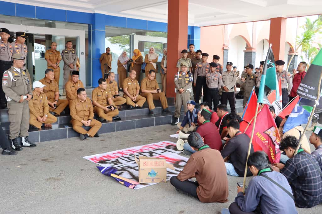 Sambil Lesehan : Sekda Bintan Berdialog Menerima Aspirasi Aliansi Cipayung Plus Tanjungpinang Bintan