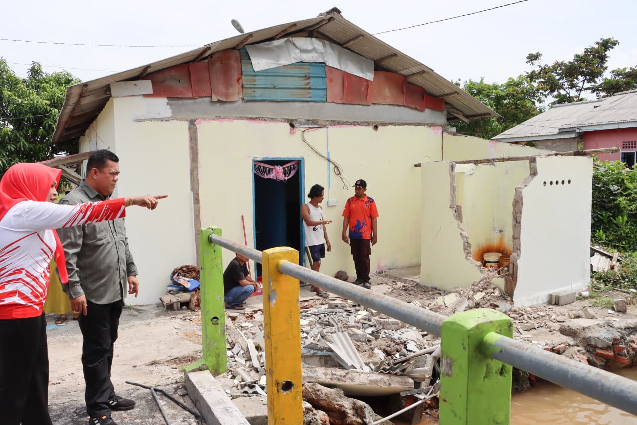 Sekda Ronny Tinjau Rumah Roboh di Kampung Mentigi Laut, Tanjung Uban