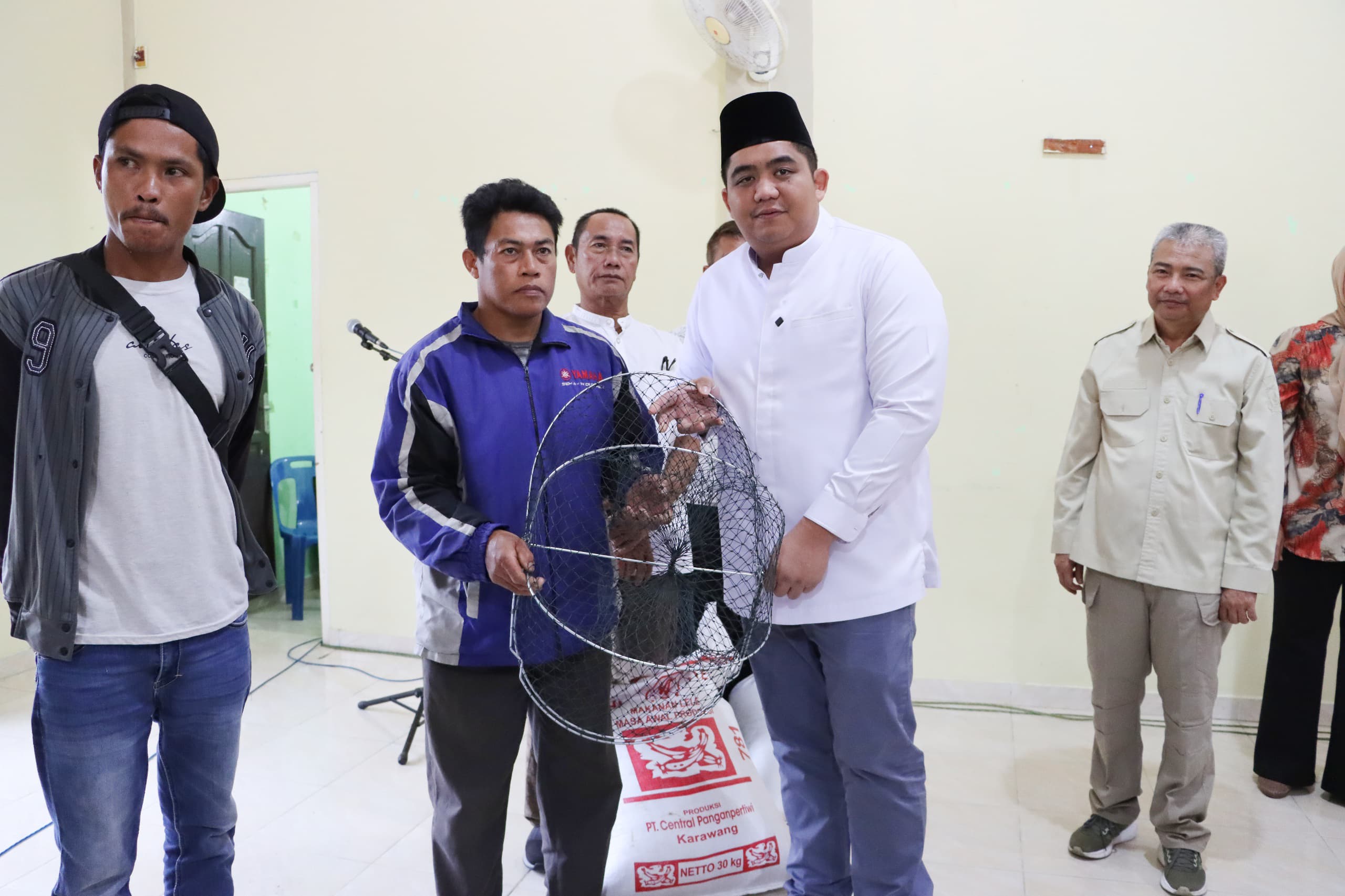 Bupati Roby Serahkan 63.500 Benih Ikan, 8,46 Ton Pakan dan Sarpras Perikanan Tangkap Lainnya