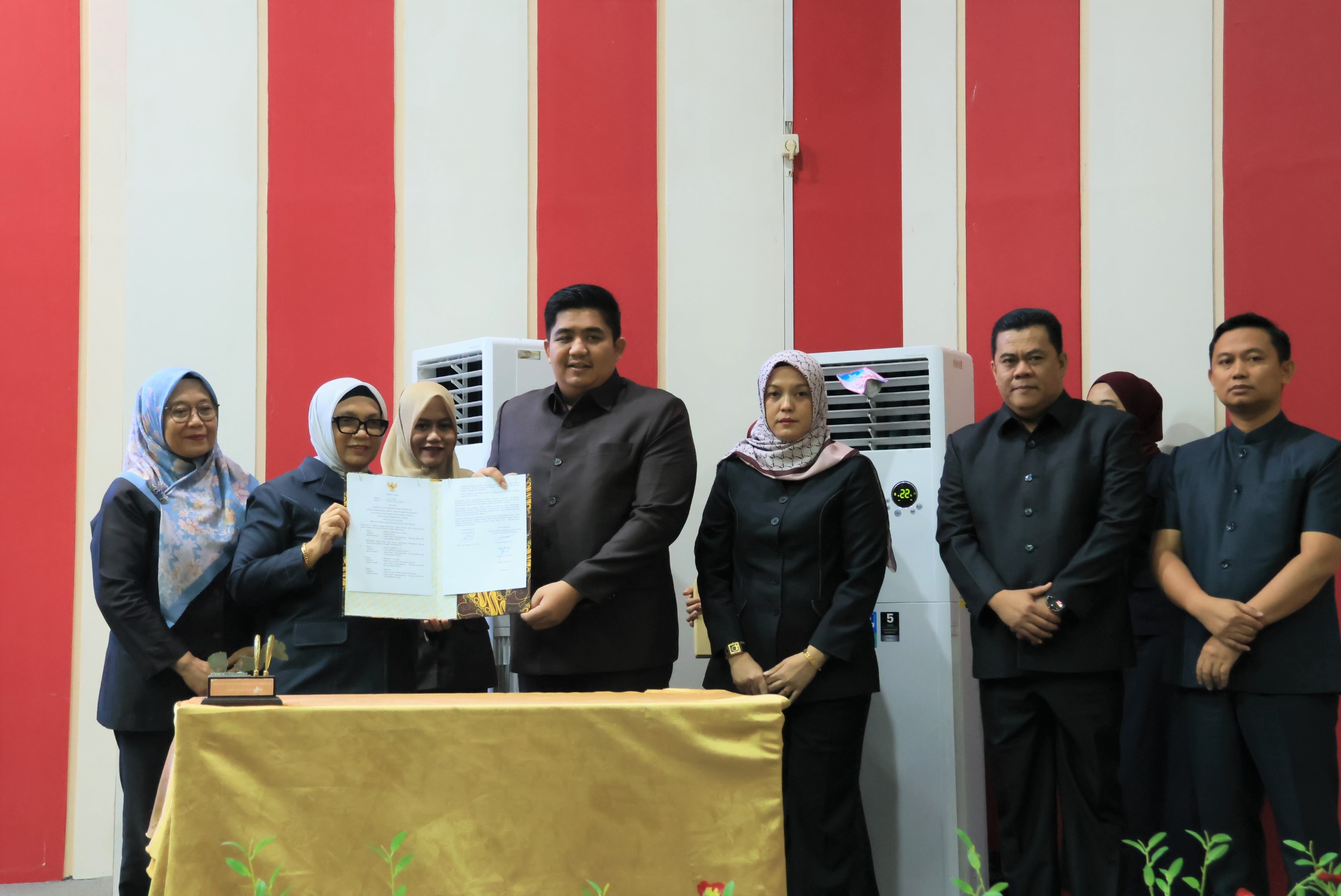 Bupati dan Wakil Bupati Bintan Hadiri Paripurna Pengesahan Ranperda Bintan Karya Bahari