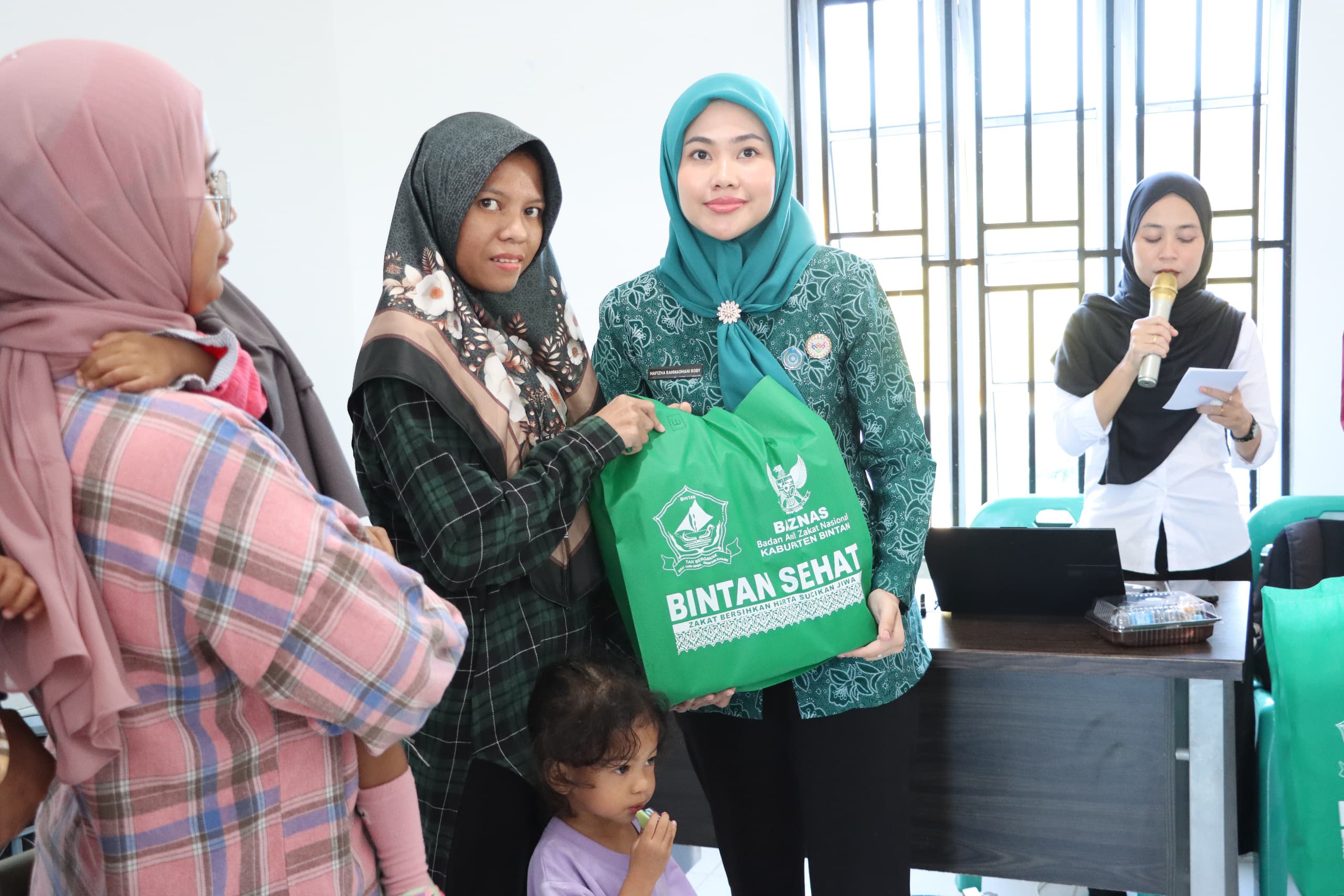 Hafizha Distribusikan Paket Sembako Dhuafa dan Stunting di Tanjung Uban Timur