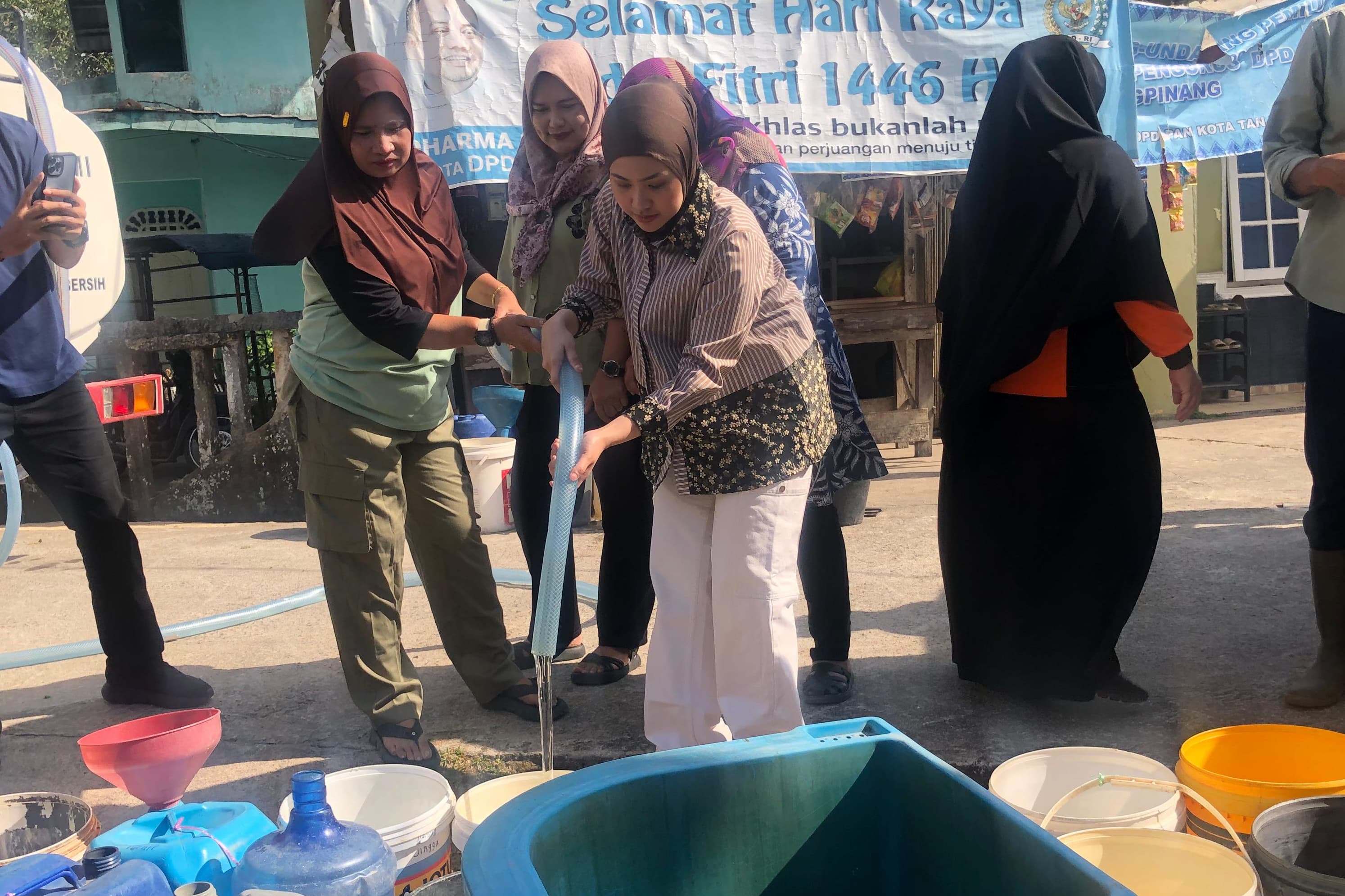 Salurkan Air Bersih, Ketua PMI Bintan : Laporkan Bila Terdampak, Segera Kami Respons Cepat