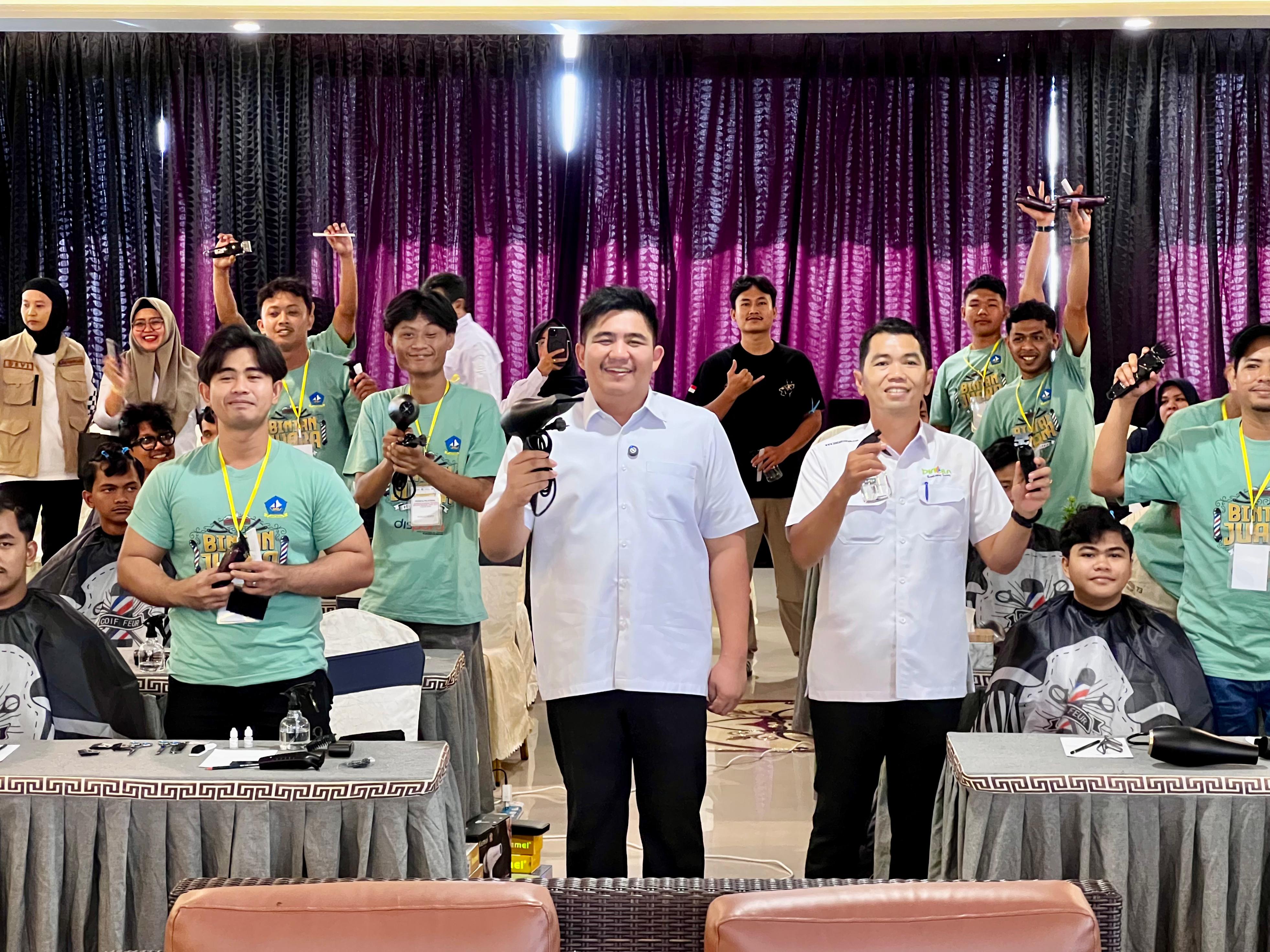 Terus Lahirkan Wirausaha Muda, Bupati Roby Buka Pelatihan Keahlian Barber