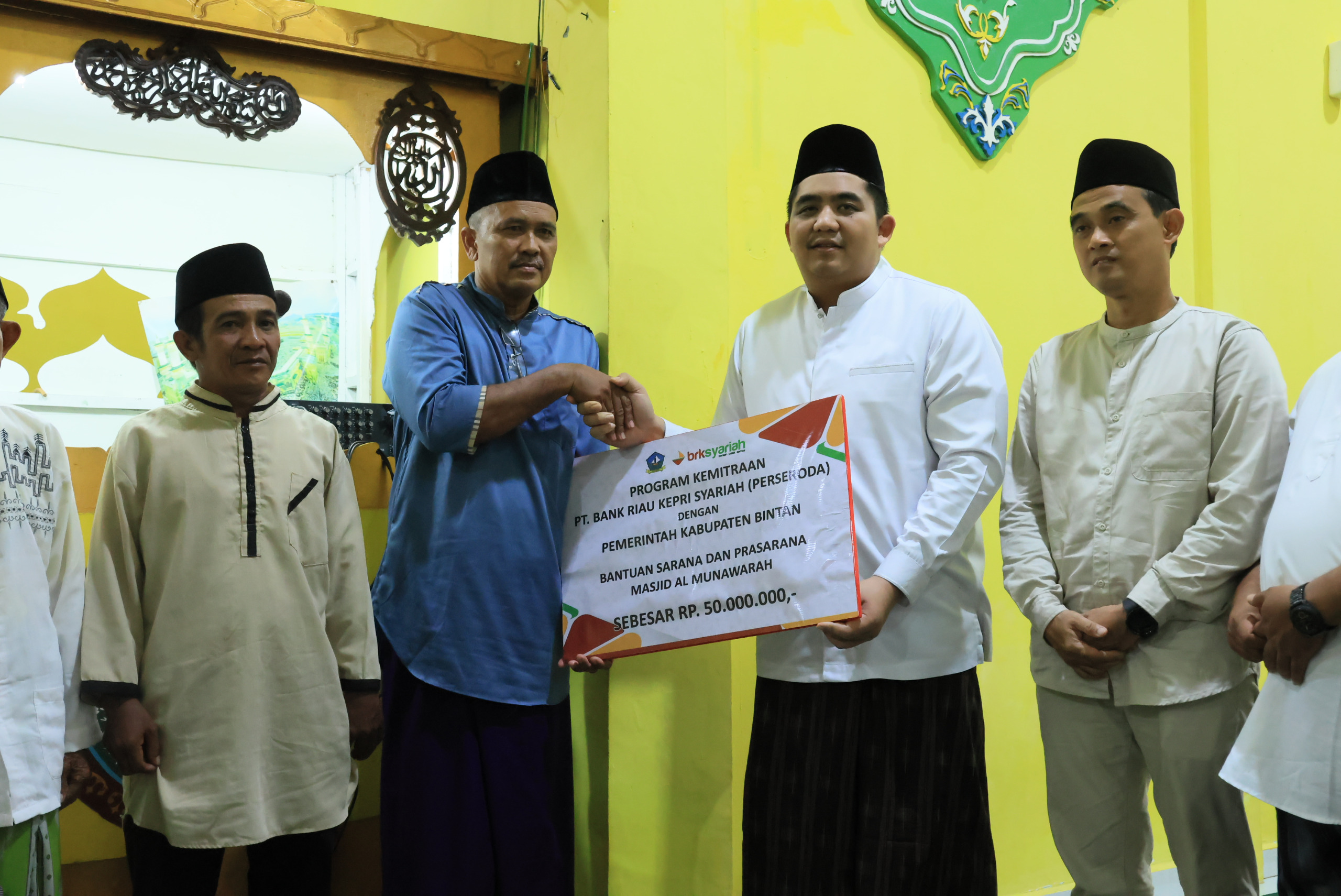 Safari Ramadan Ke-4, Bupati Roby Serahkan Bantuan CSR Rp. 50 Juta Untuk Masjid Al Munawwaroh