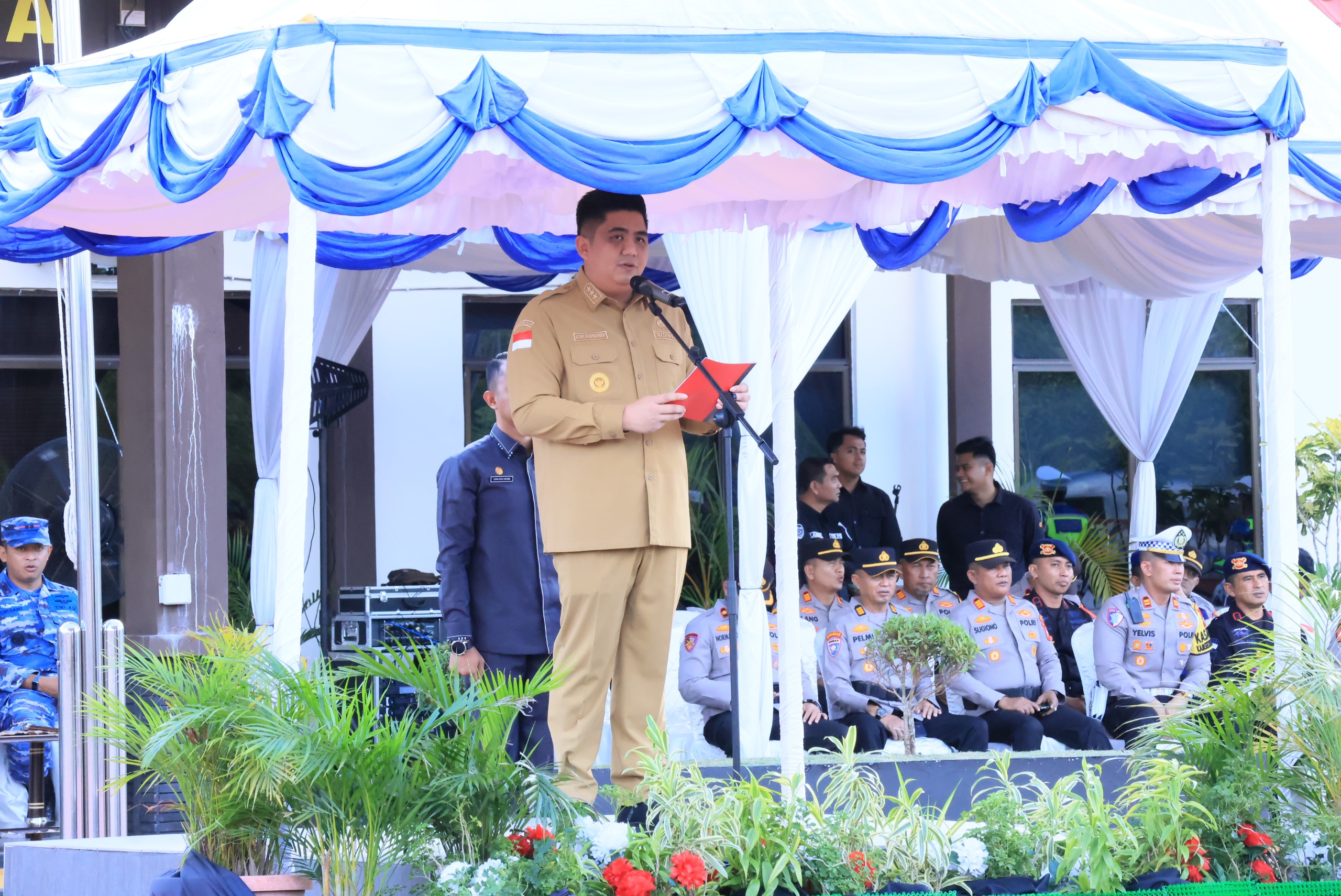 Bacakan Amanat Kapolri, Bupati Roby Pimpin Apel Gelar Pasukan Ops Ketupat Seligi 2026 di Mapolres Bintan