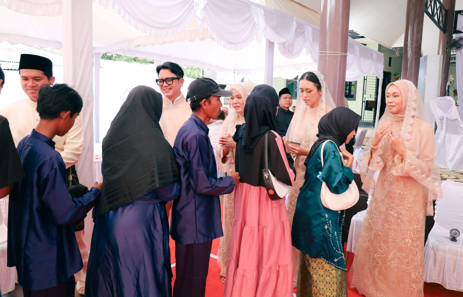 Hari Pertama Idul Fitri, Warga Bintan Antusias Kunjungi Rumah Wakil Bupati Bintan, Deby Maryanti