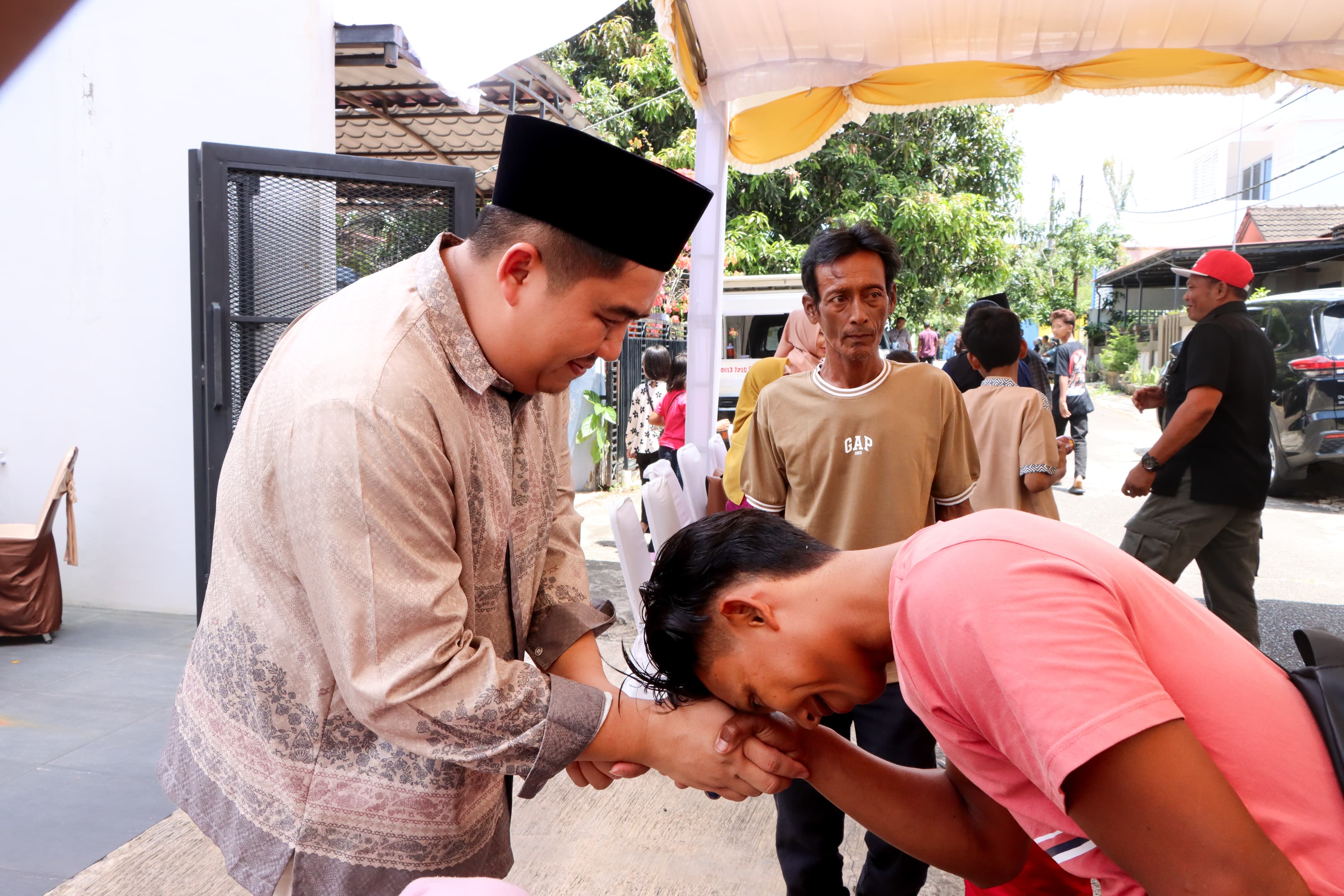 Jabat Tangan di Hari yang Fitri, Roby dan Hafizha Silaturahmi Lebaran dengan Masyarakat