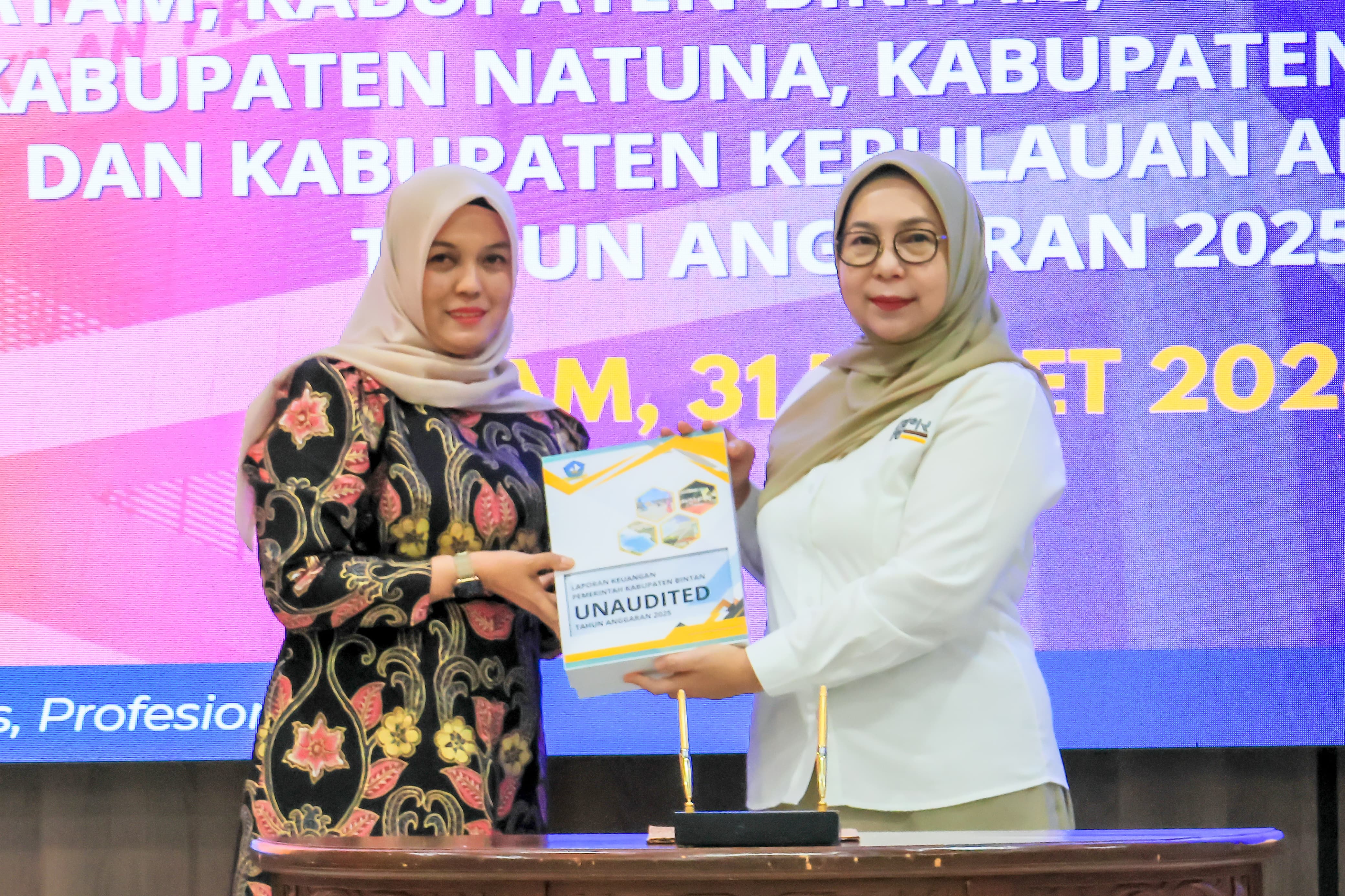 Wakil Bupati Bintan, Deby Maryanti Serahkan LKPD Bintan Unaudited Tahun 2025 ke BPK