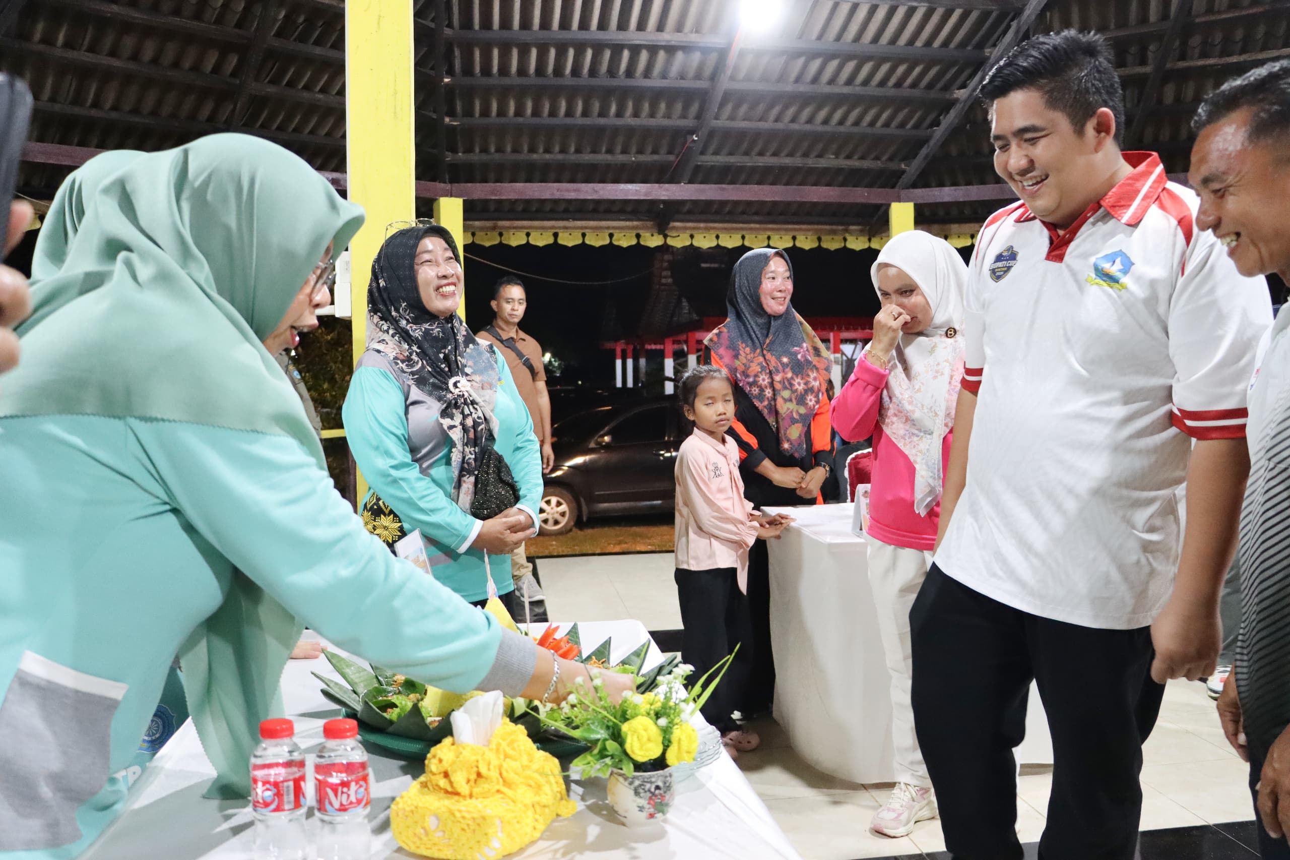 Bupati Roby Puji Kreasi Tumpeng Melestarikan Budaya 'Emak-Emak' Kuala Sempang