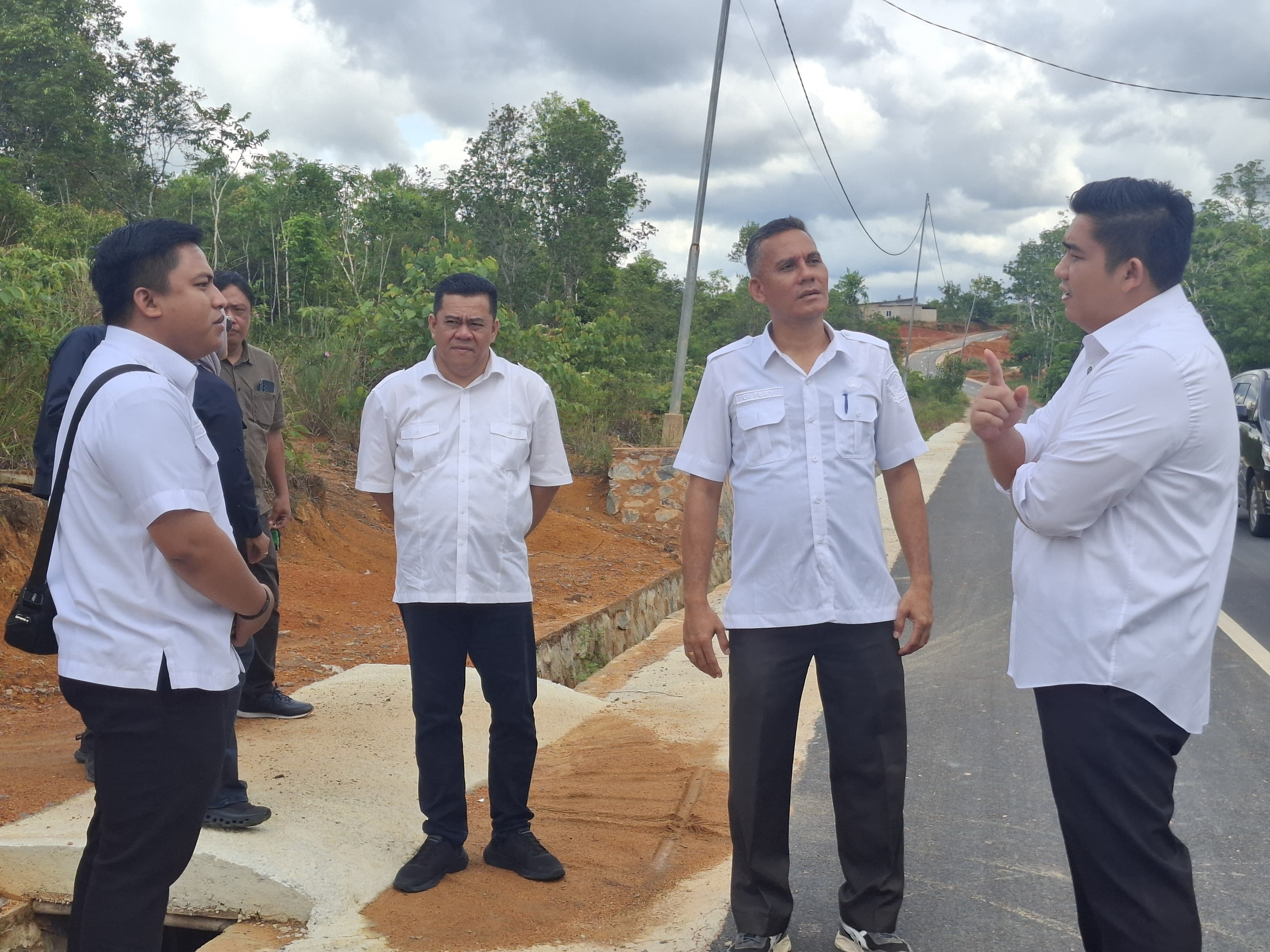 Roby Tinjau Infrastruktur Peningkatan Struktur Jalan Sinjang di Toapaya