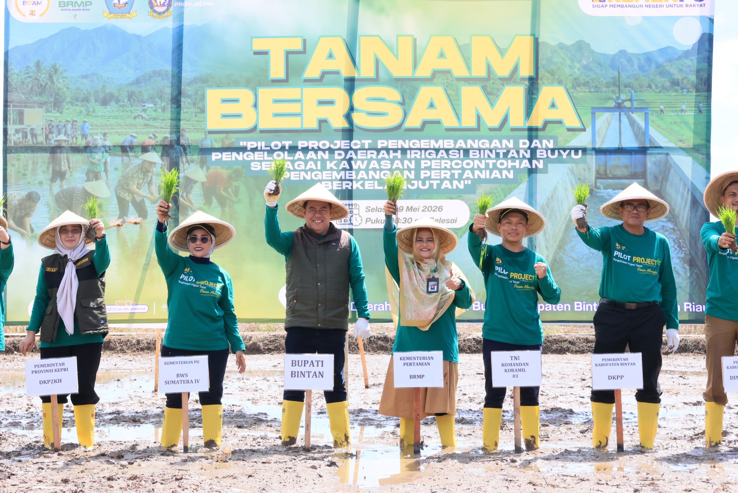 Tanam Bersama di Bintan Buyu, Sekda Ronny Kartika Optimis Pertanian Bintan Maju