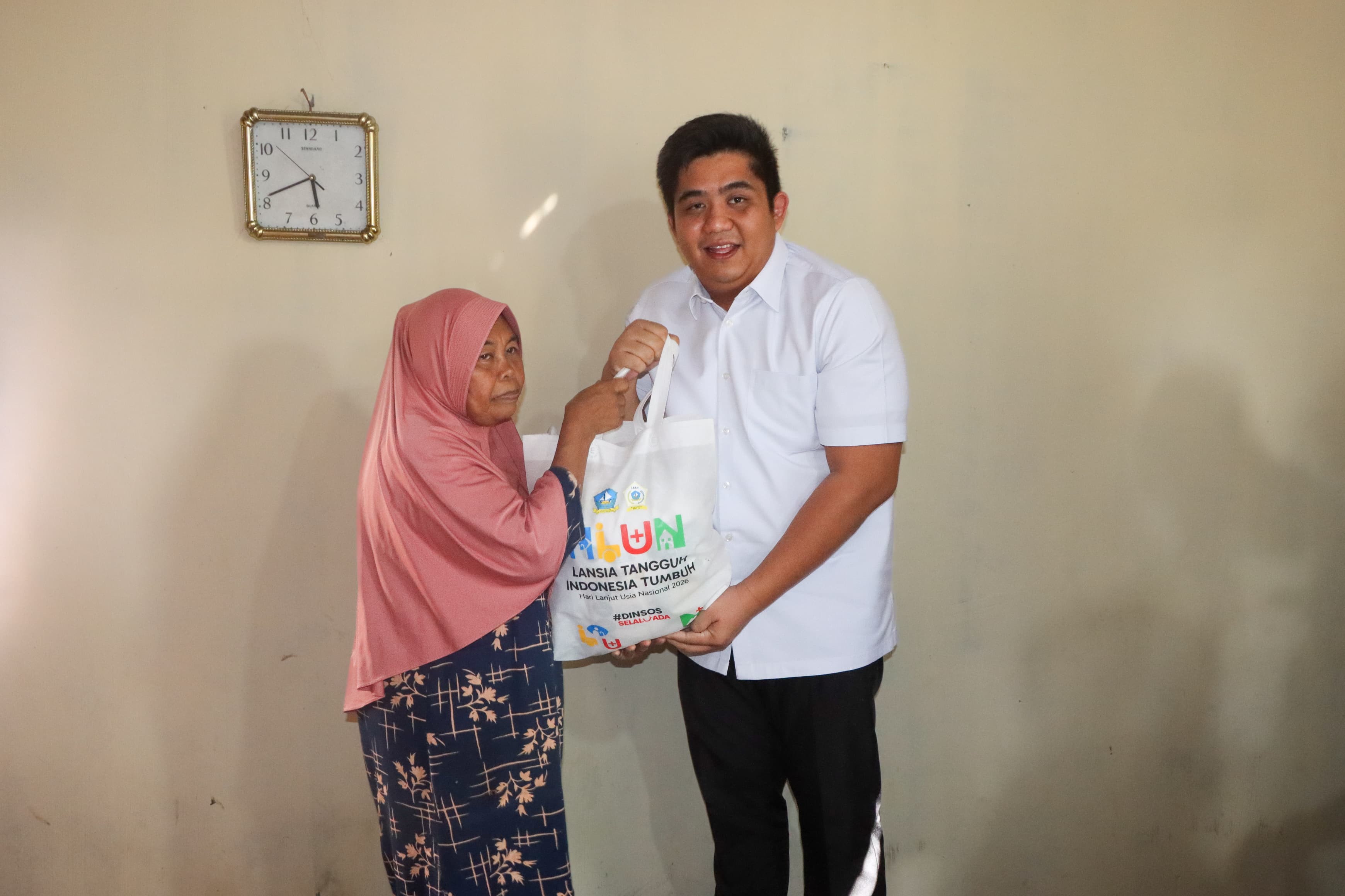 HLUN ke-30, Bupati Bintan dan LKKS Salurkan 300 Paket Sembako untuk Lansia