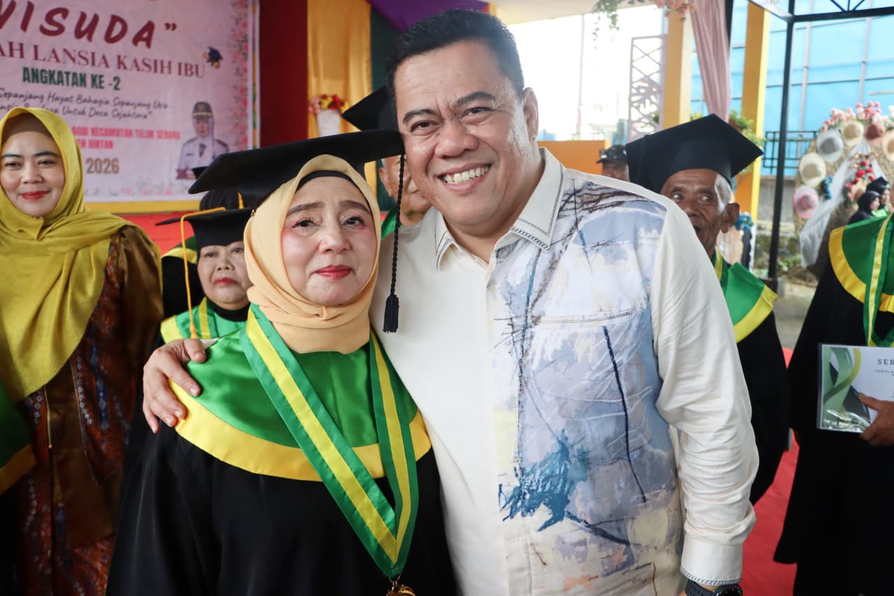 Sekda Bintan Mewisuda 34 Atok Nenek Dari Sekolah Lansia Kasih Ibu Desa Sebong Lagoi