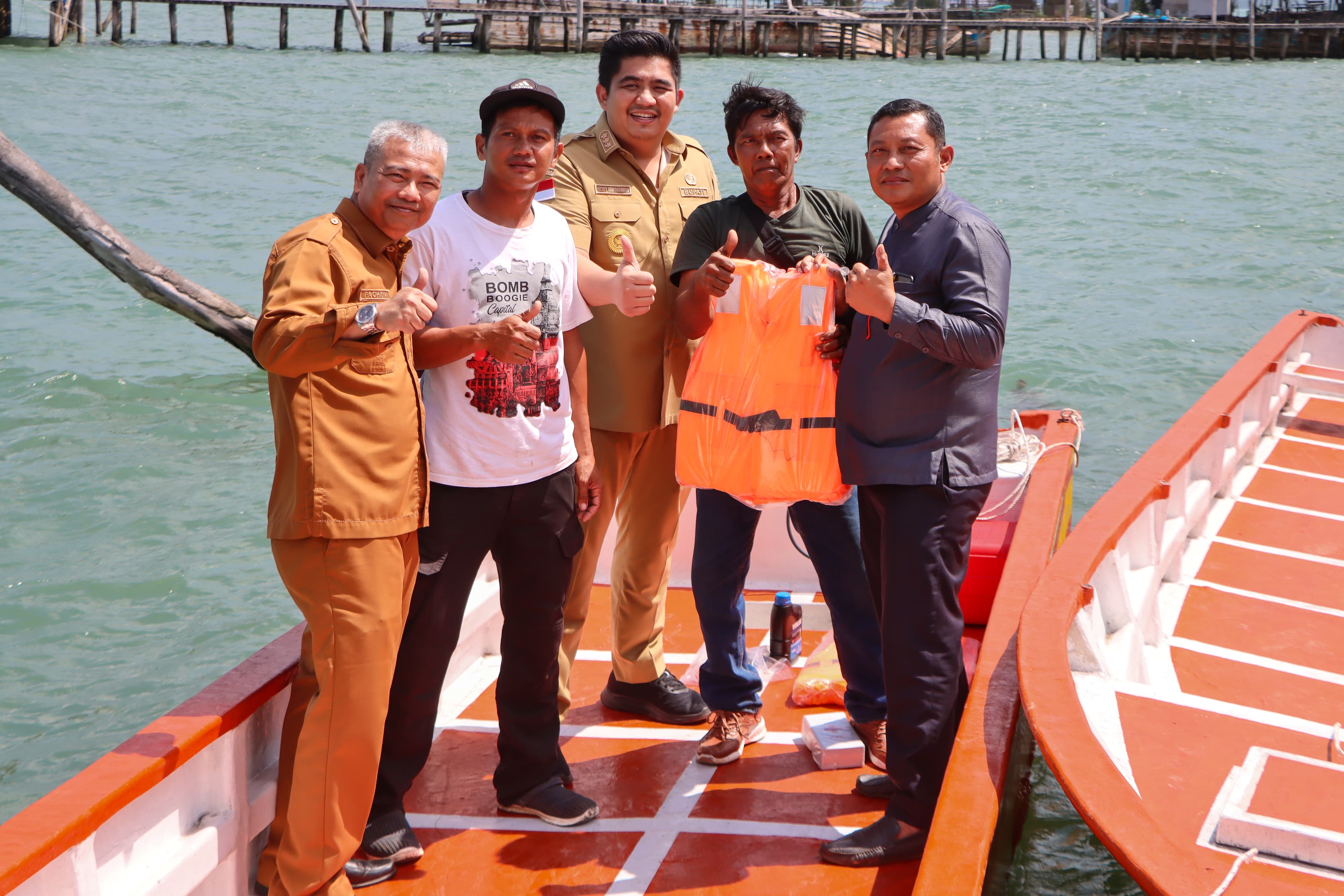 Bupati Roby Kurniawan Serahkan 11 Unit Sarana Penangkapan Ikan kepada Kelompok Nelayan
