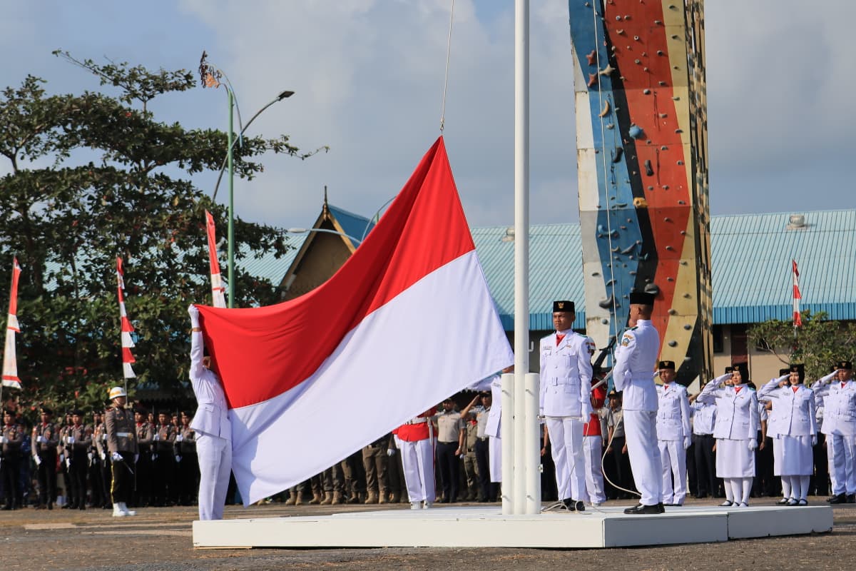 Dirgahayu RI Ke 81, Kibaran Sang Merah Mutih dari Lapangan Relief Antam Kijang Kabupaten Bintan