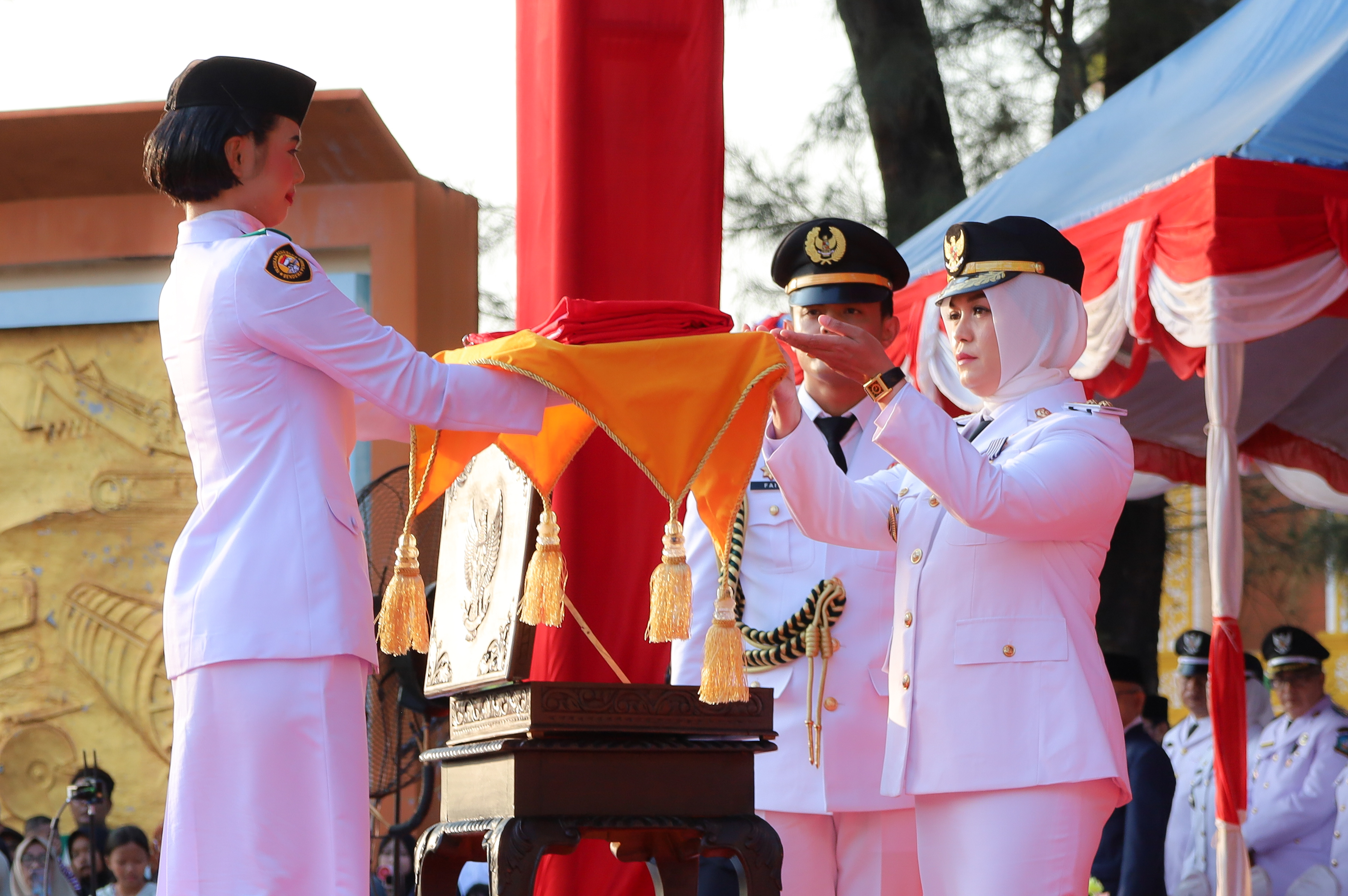 Wabup Bintan, Deby Maryanti Pimpin Upacara Penurunan Bendera Merah Putih HUT RI ke 81 di Relief Antam Kijang