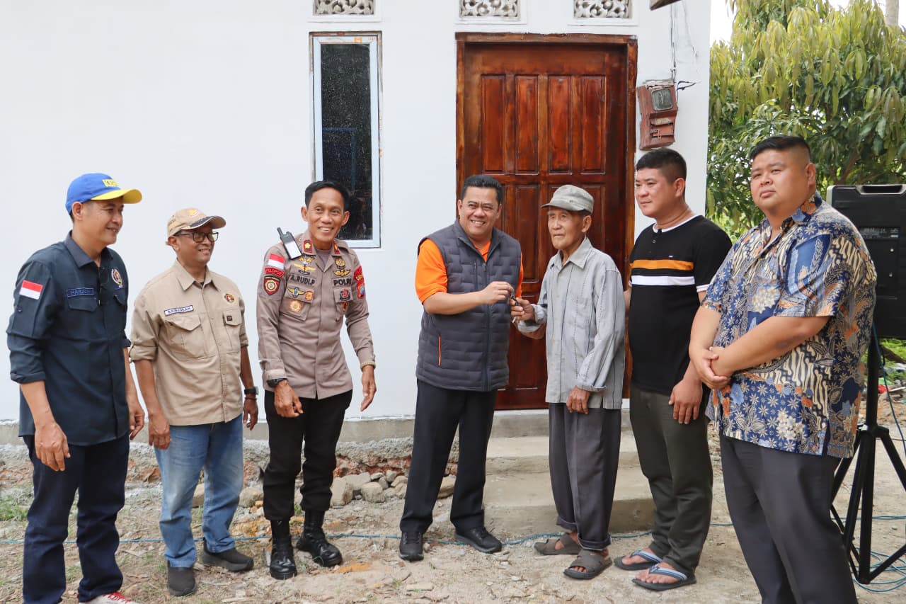 Bedah Rumah Keenam, Sekda Ronny Apresiasi Komitmen Kepedulian PWI Bintan