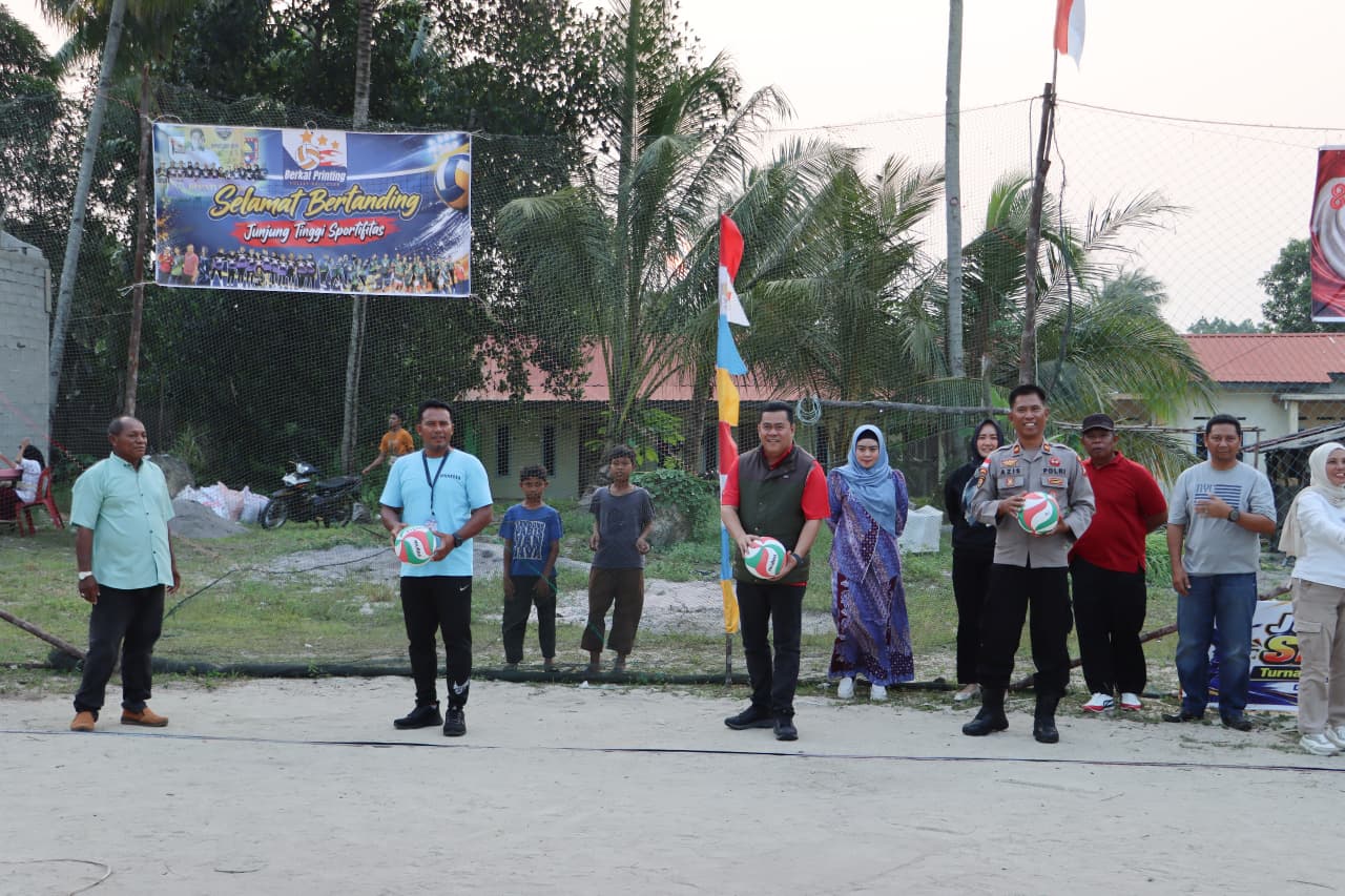 Sekda Bintan Buka Turnamen Bola Voli Semi Open Antar RW Cup V di Sebong Lagoi